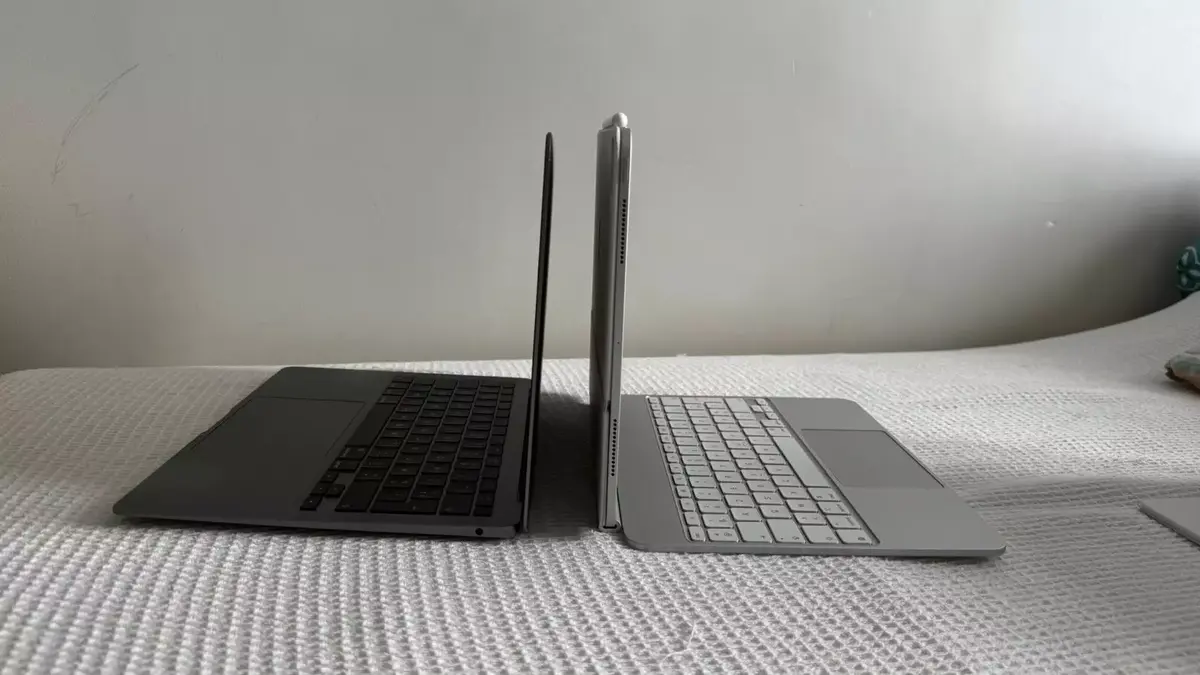 MacBook Air / iPad Pro M4 +Magic Keyboard côte à côte !