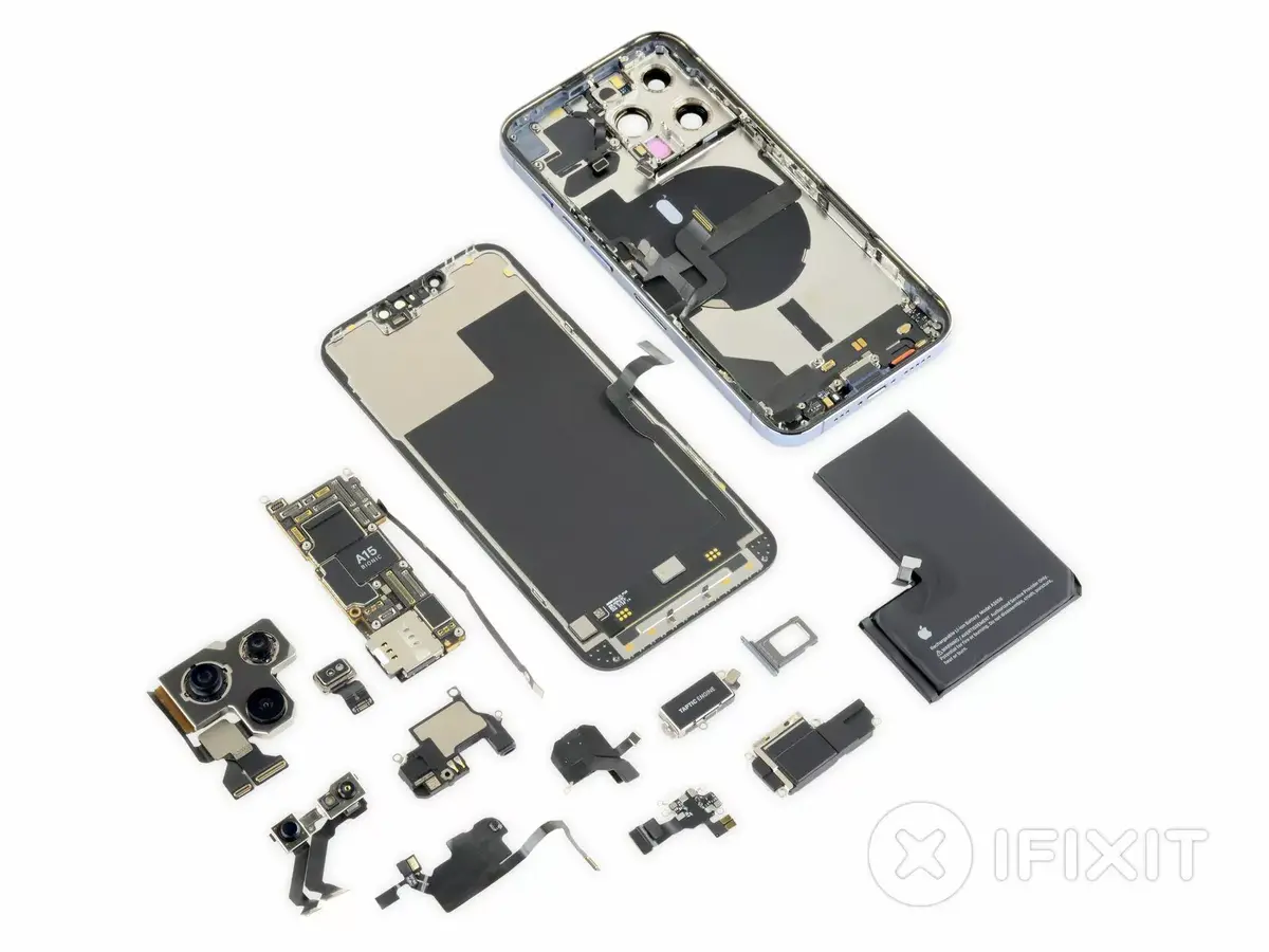 Démontage d'iPhone 13 : quelques bonnes et mauvaises surprises pour la réparation