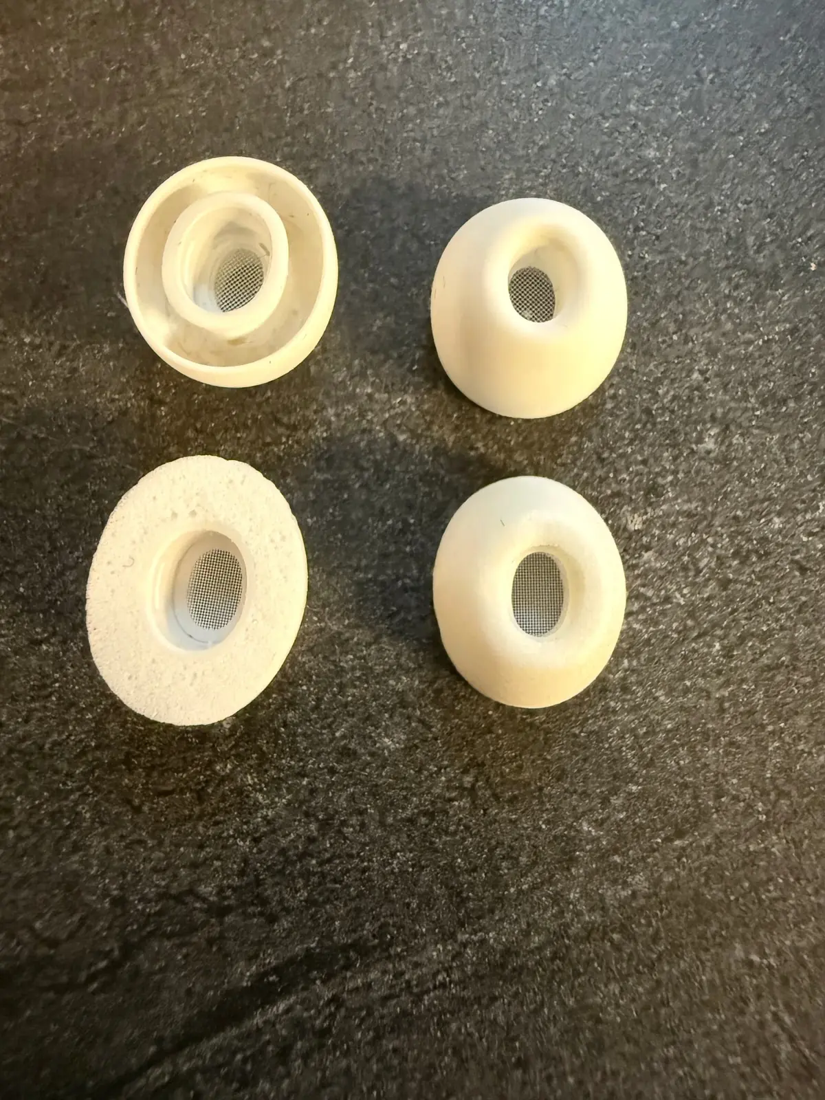 En haut les embouts originaux, en bas les embouts Comply.