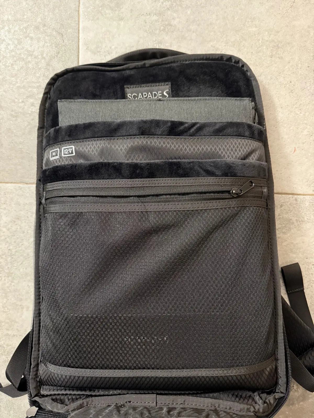 Mon MacBook Pro 14 pouces, avec sa protection, ainsi qu'une tablette 10 pouces sont &agrave; l'aise.