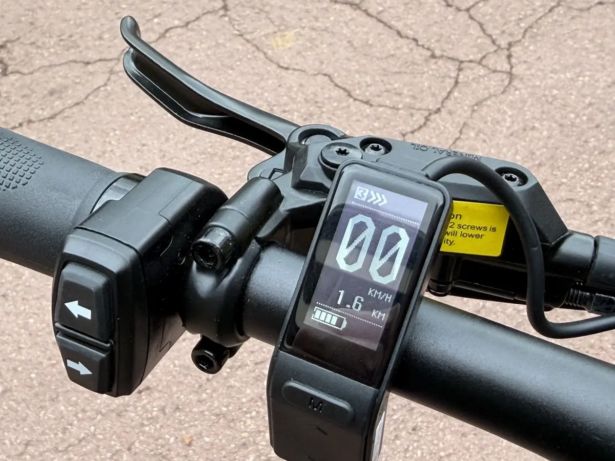 Le petit compteur de vitesse et les boutons de clignotant