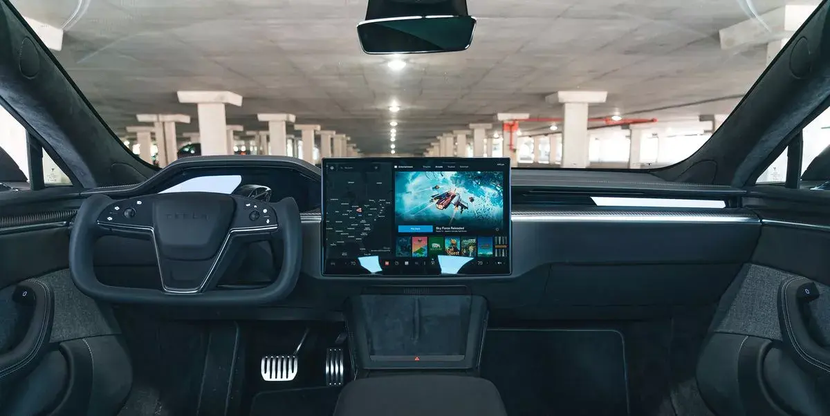 Grosse MAJ chez Tesla : caméra 360, Spotify revu, PS5, True Tone, clavier suisse...