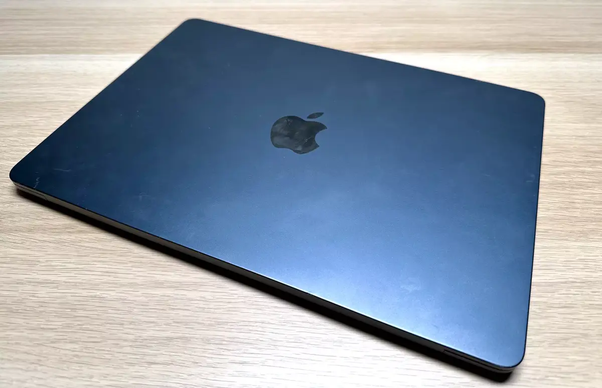 Un MacBook Air M2 Minuit dans son jus ! Le M3 fera-t-il mieux ?