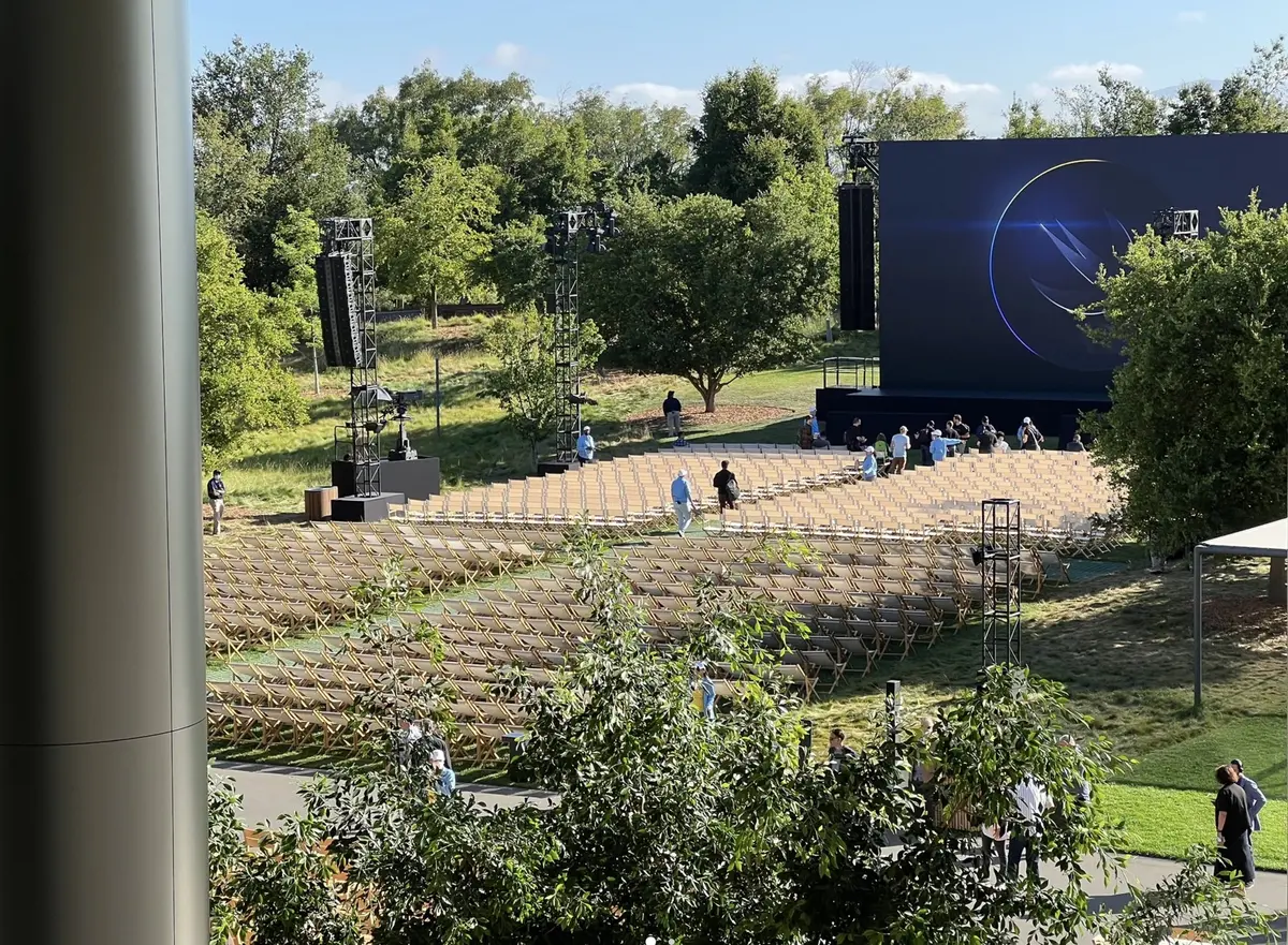 Voilà à quoi ressemble la nouvelle "salle de keynote" à Apple Park (principalement en extérieur)