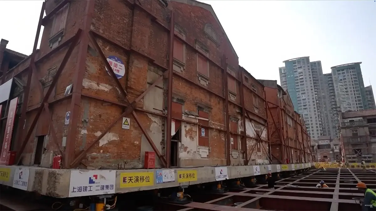 En toute décontraction, 432 robots ont déplacé un quartier entier de Shanghai