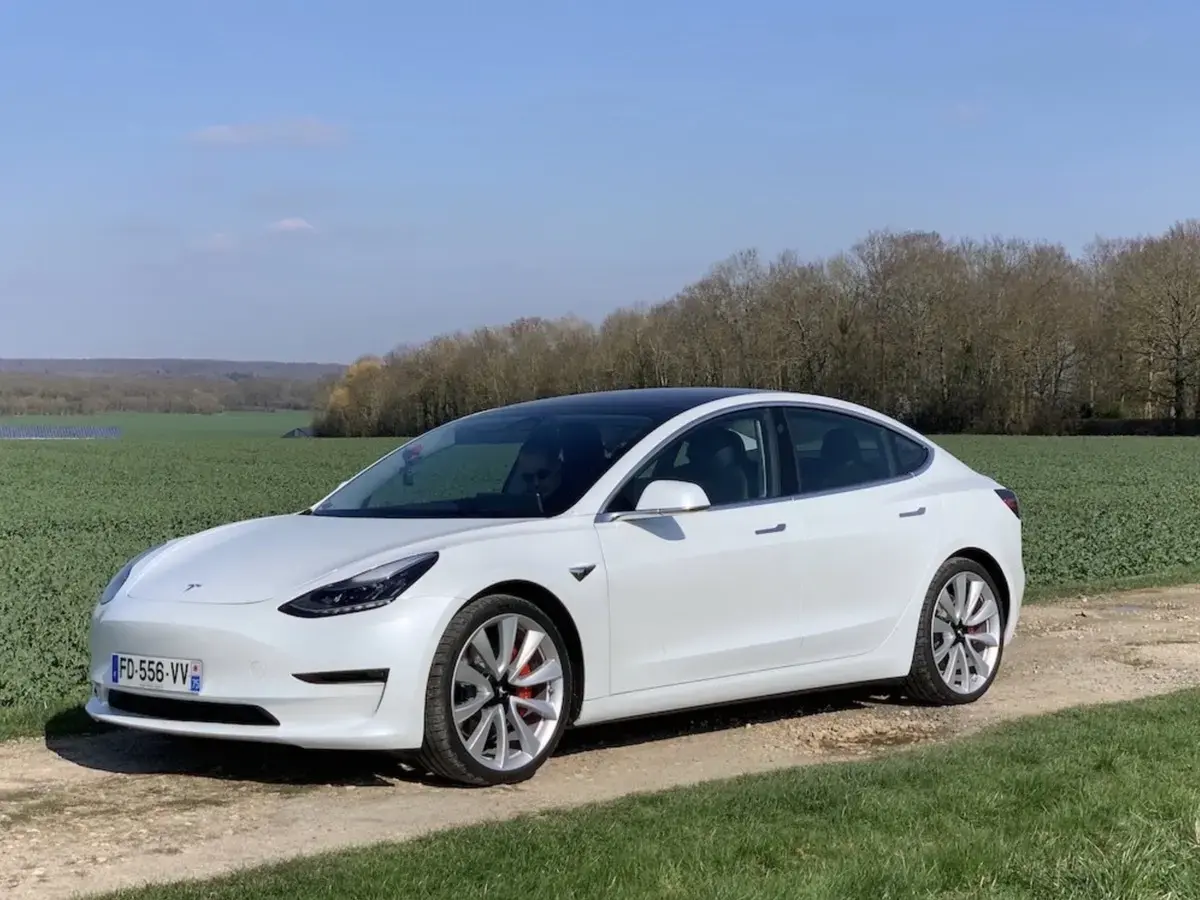 Conduite autonome : Tesla baisse les bras ?