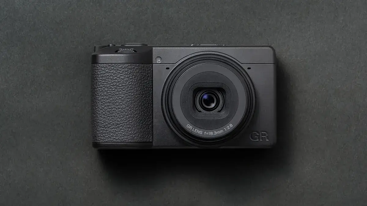 Ricoh GR IV&nbsp;: le compact expert culte revient avec un capteur 25 Mpx et une stabilisation 5 axes