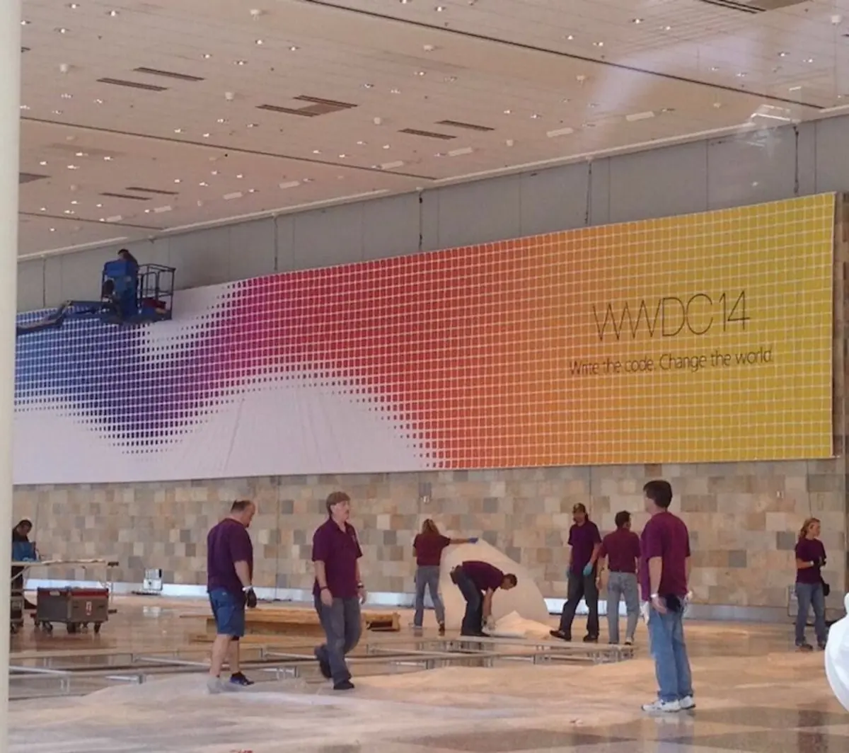 WWDC: אפל שמה את הבאנרים הגדולים! "כתוב את הקוד. שנה את העולם."