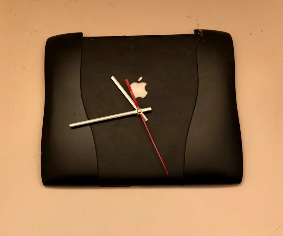 Insolite Apple : un Mac mini M4 tout noir et une horloge WallStreet ! [photos]