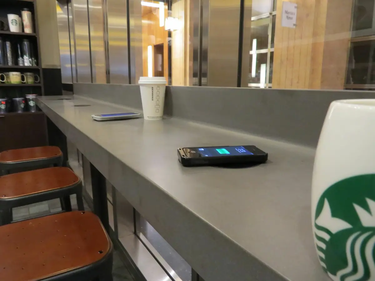 Starbucks va installer des chargeurs sans fil pour iPhone sur ses tables avec Duracell