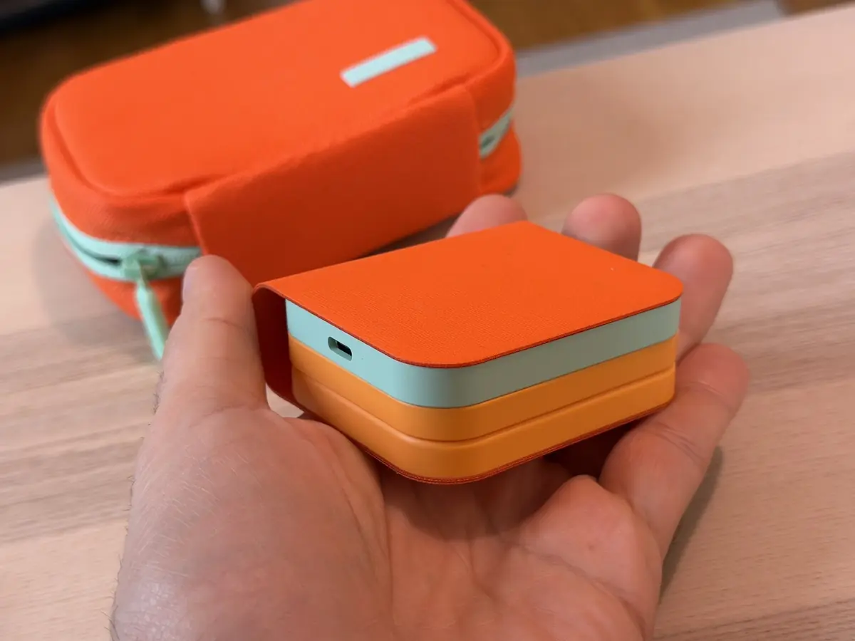 Prise en main du chargeur de voyage Mophie 3-en-1&nbsp;: le Qi2 passe &agrave; la couleur