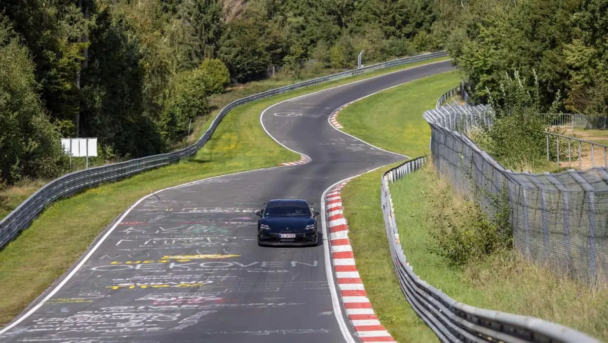 La nouvelle Porsche Taycan atomise la Tesla Model S Plaid sur le Nürburgring !