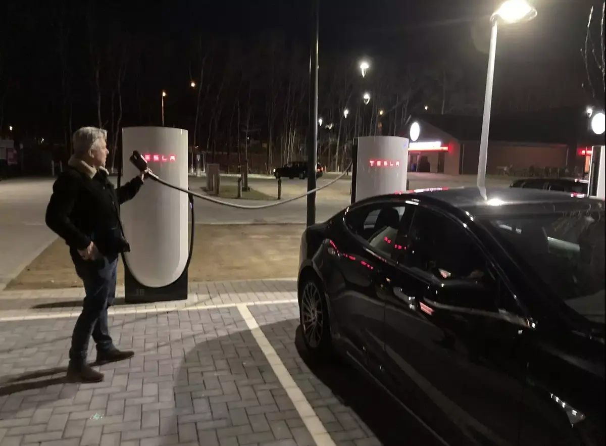 Tesla : volant Yoke v2, Model Y 4680, SuperCharger v4 et usure des batteries