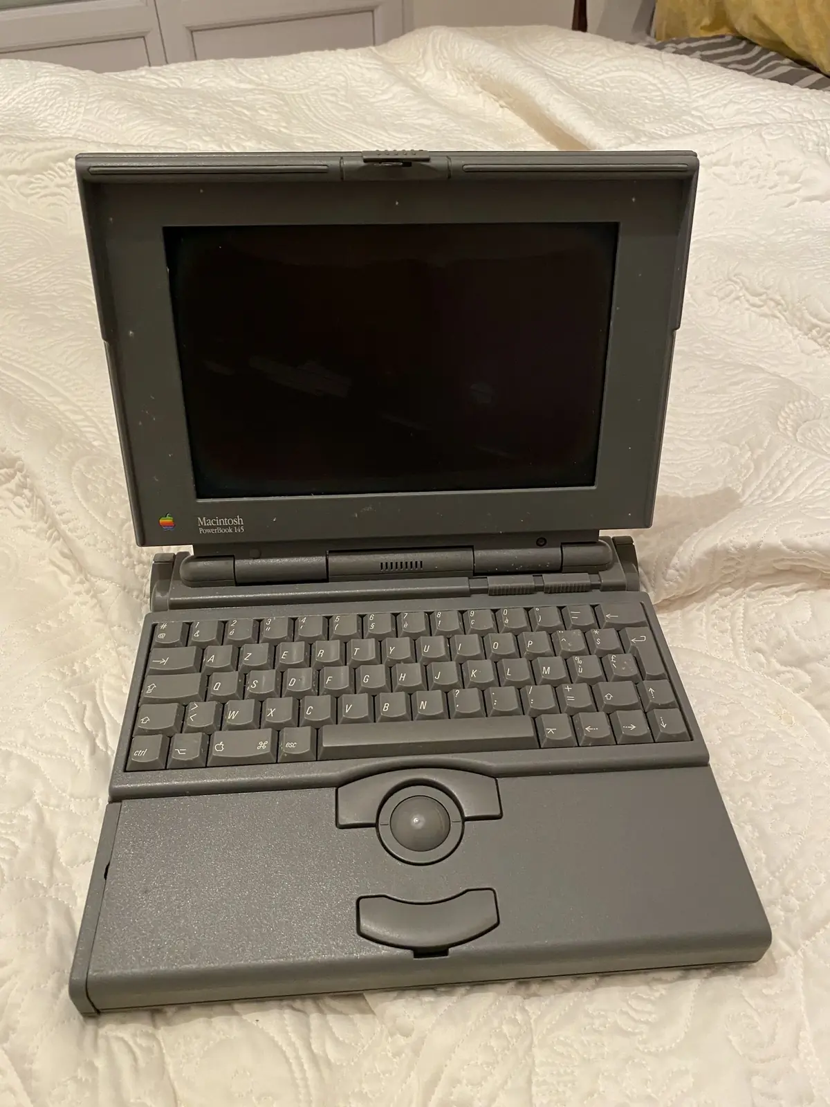Le PowerBook 145 de mon p&egrave;re, dans son jus.