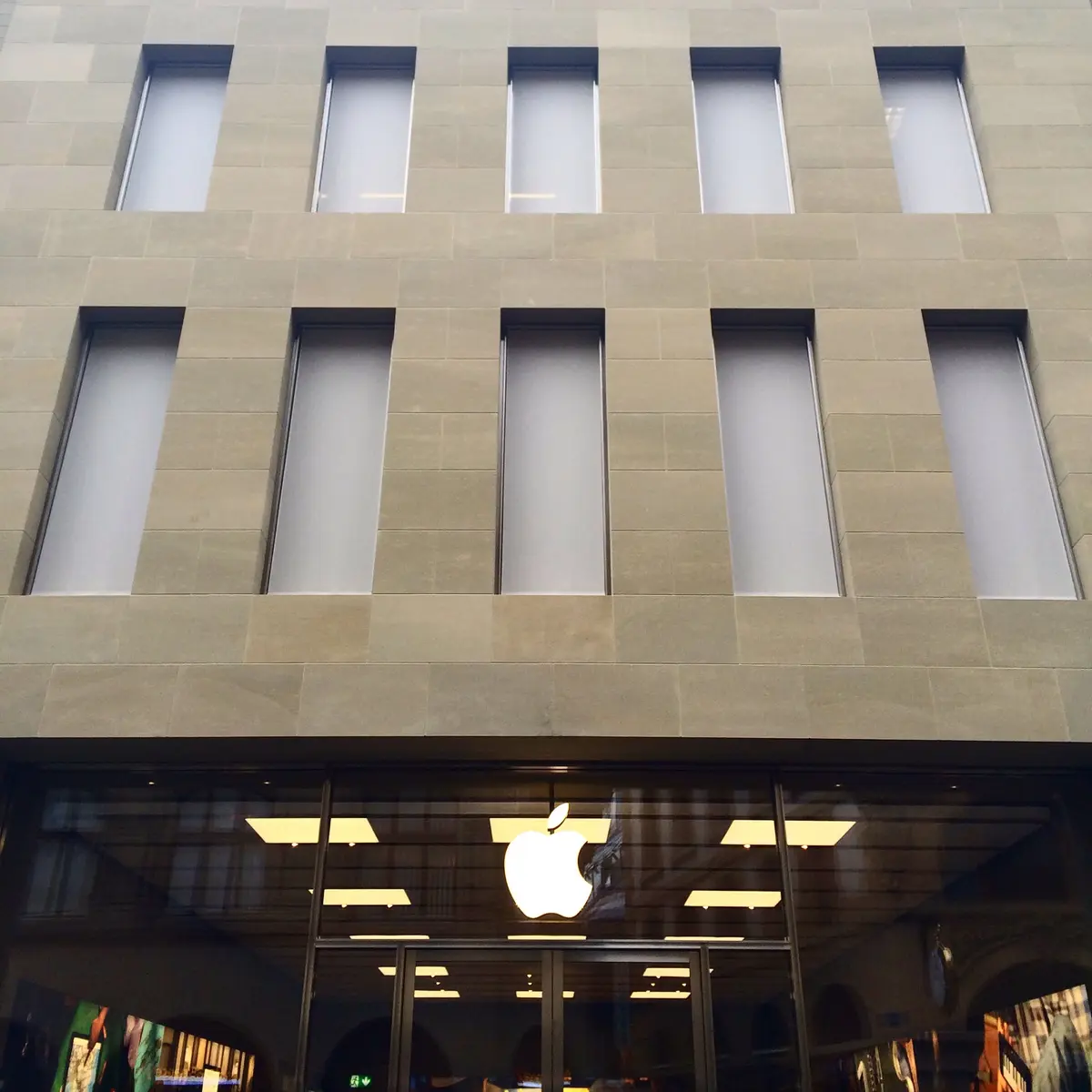 Suisse : quelques photos de l'ouverture de l'Apple Store de Bâle