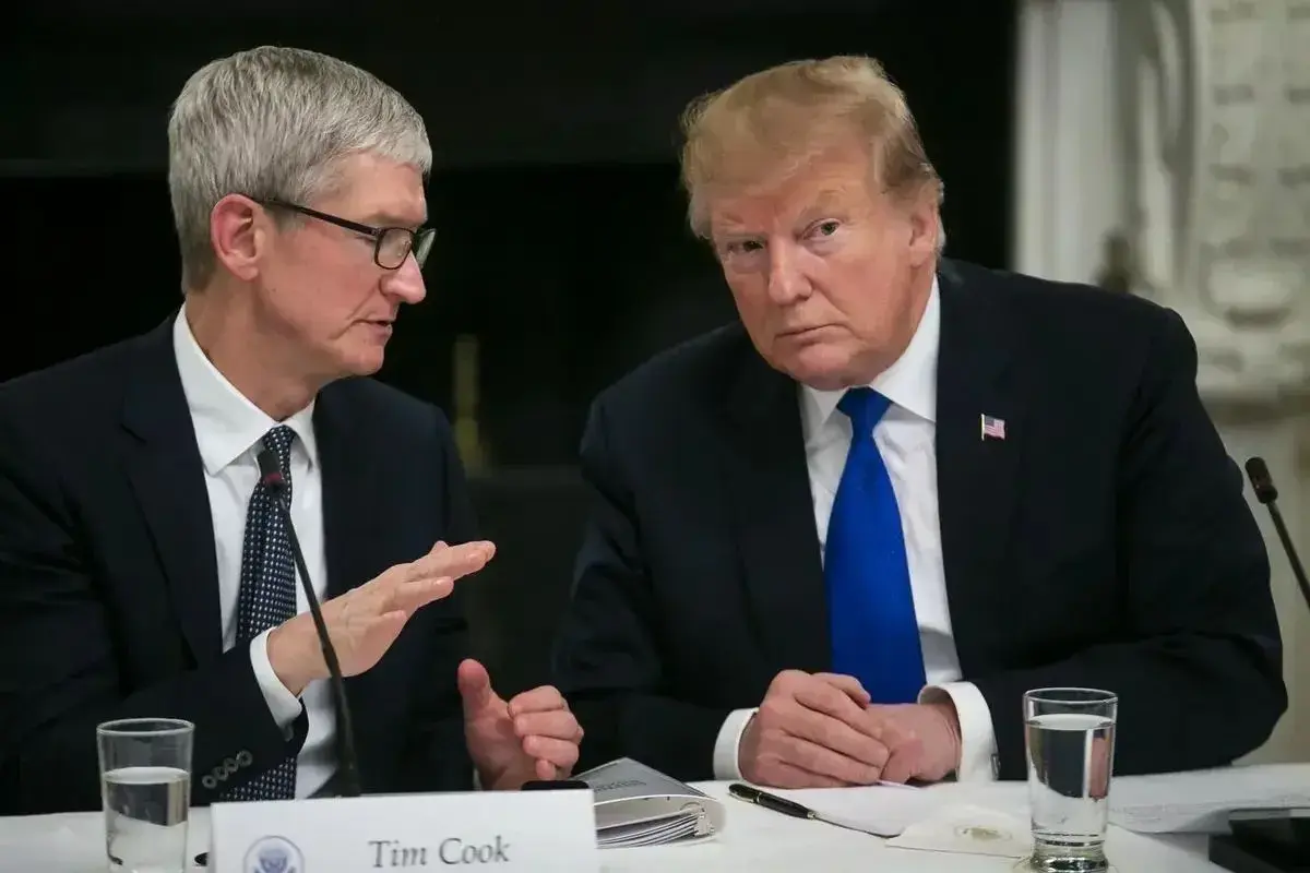 Tim Cook Donald Trump