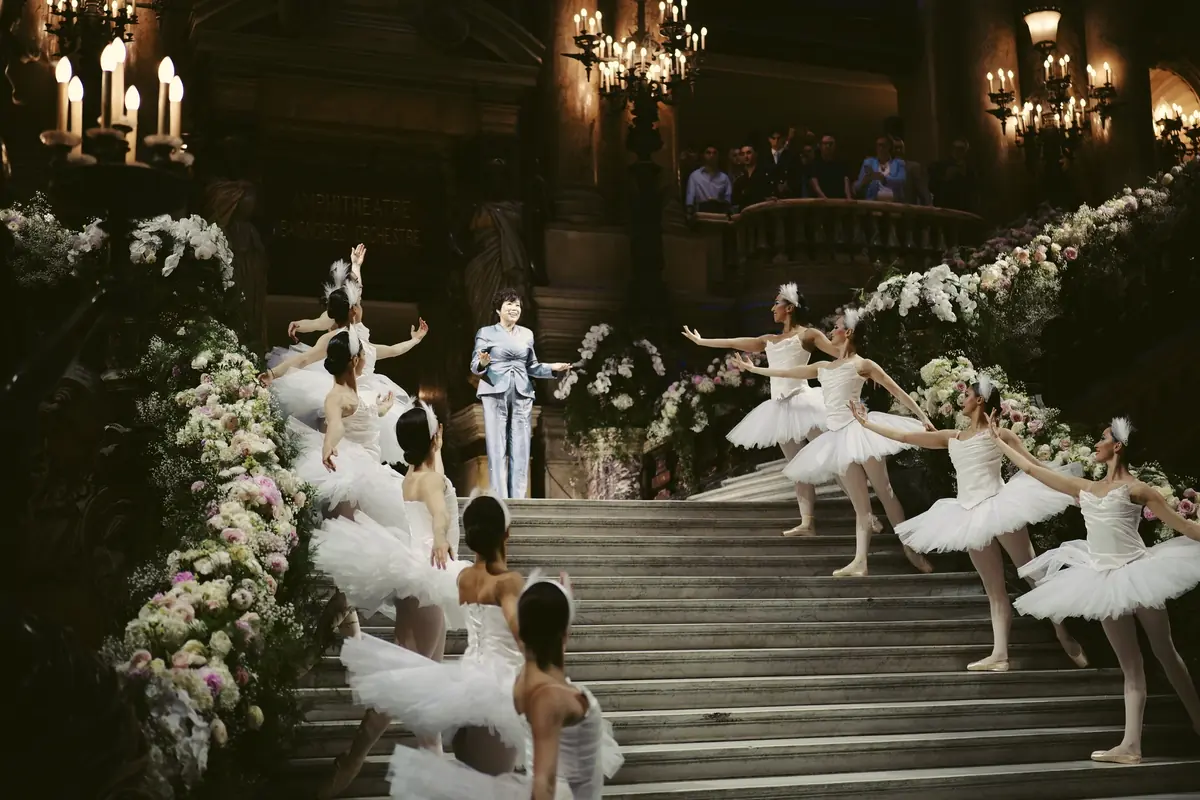 Stella Li, entour&eacute;e de danseuses sur les marche de l'Op&eacute;ra Garnier.