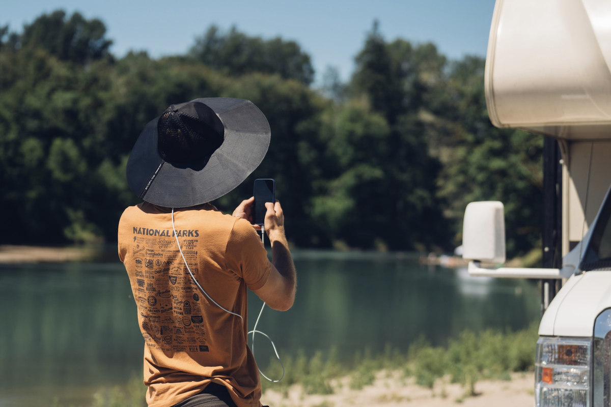 Ce chapeau solaire peut recharger deux iPhone ! Voici l'EcoFlow PowerHat