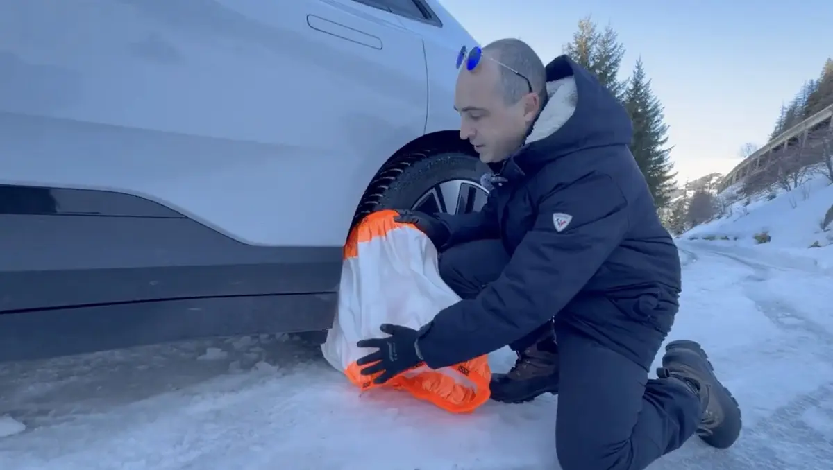 On a plant&eacute; une Polestar 4 Propulsion dans la neige pour tester les chaussettes ISSE (vid&eacute;o)