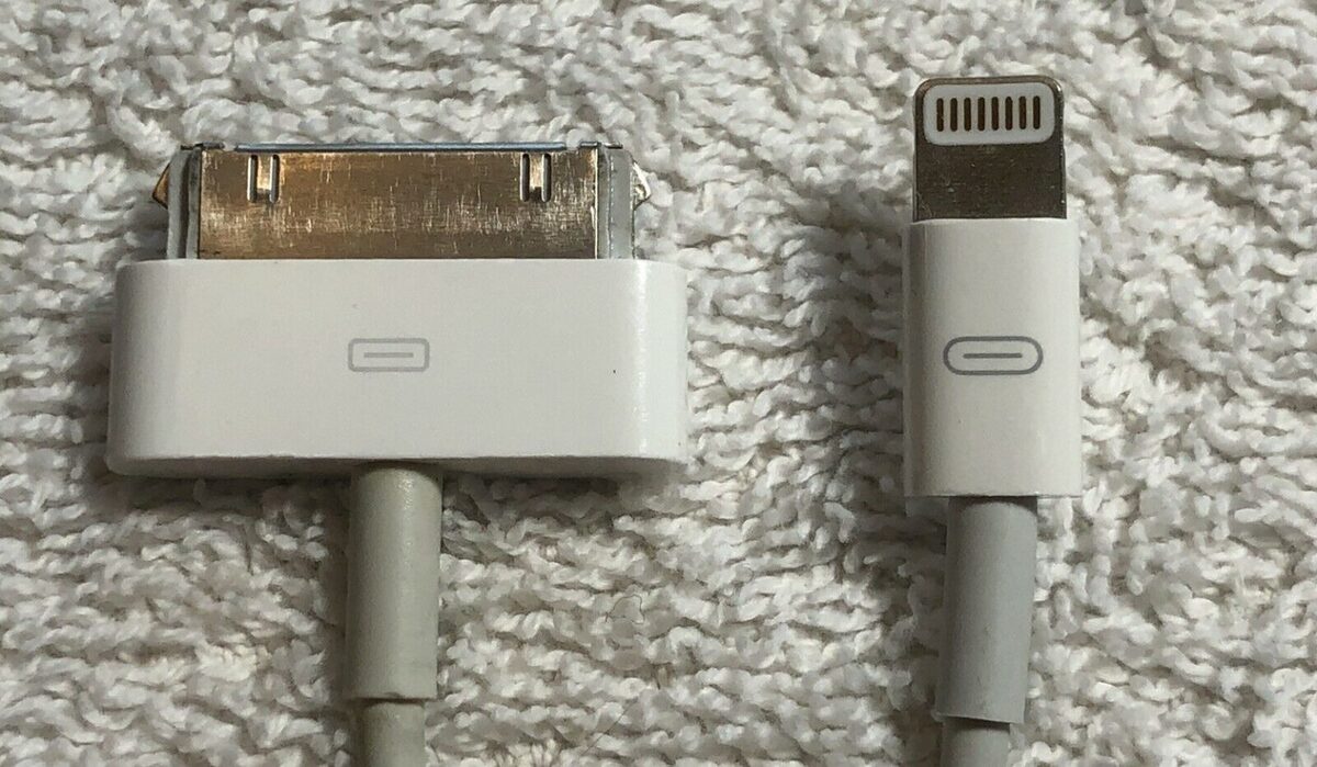 L'image du jour : un prototype de câble Lightning avec un étrange logo