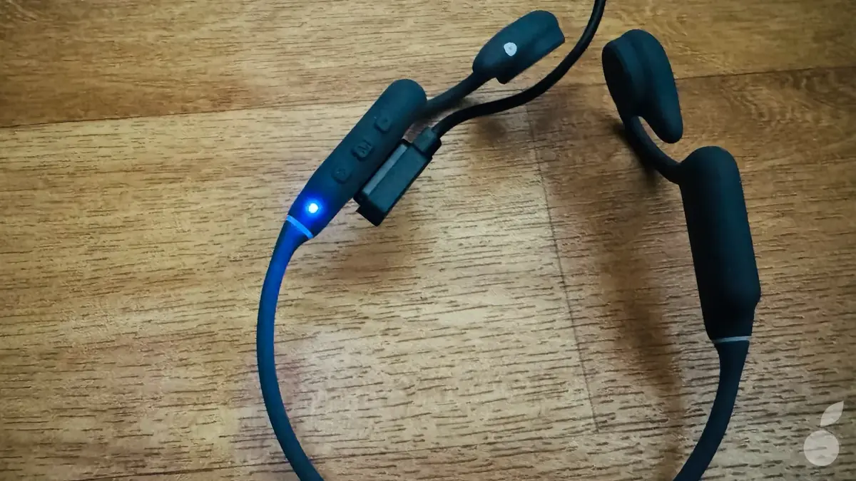 La lumi&egrave;re blue indique le t&eacute;moin de charge (clignotant en charge, fixe charg&eacute;)