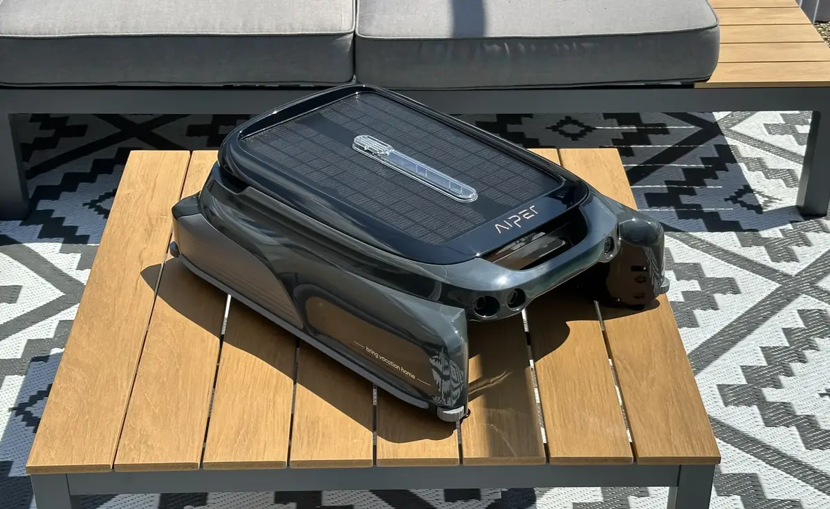 Test du robot Aiper Surfer S1 : il nettoie la surface de votre piscine et se charge en solaire !