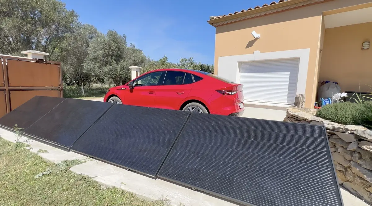 Test borne SolarMobil qui recharge la voiture électrique avec les panneaux solaires + Code Promo