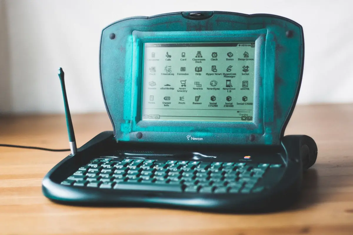 Plastique transparent, une forme atypique tout en courbes&nbsp;: voici l'eMate.