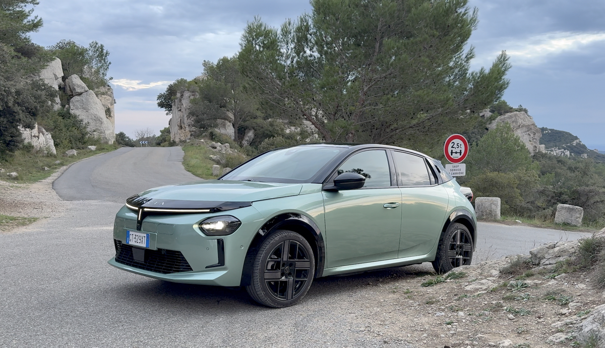 Essai Lancia Ypsilon électrique : le costume italien suffira-t-il à sauver la marque ?