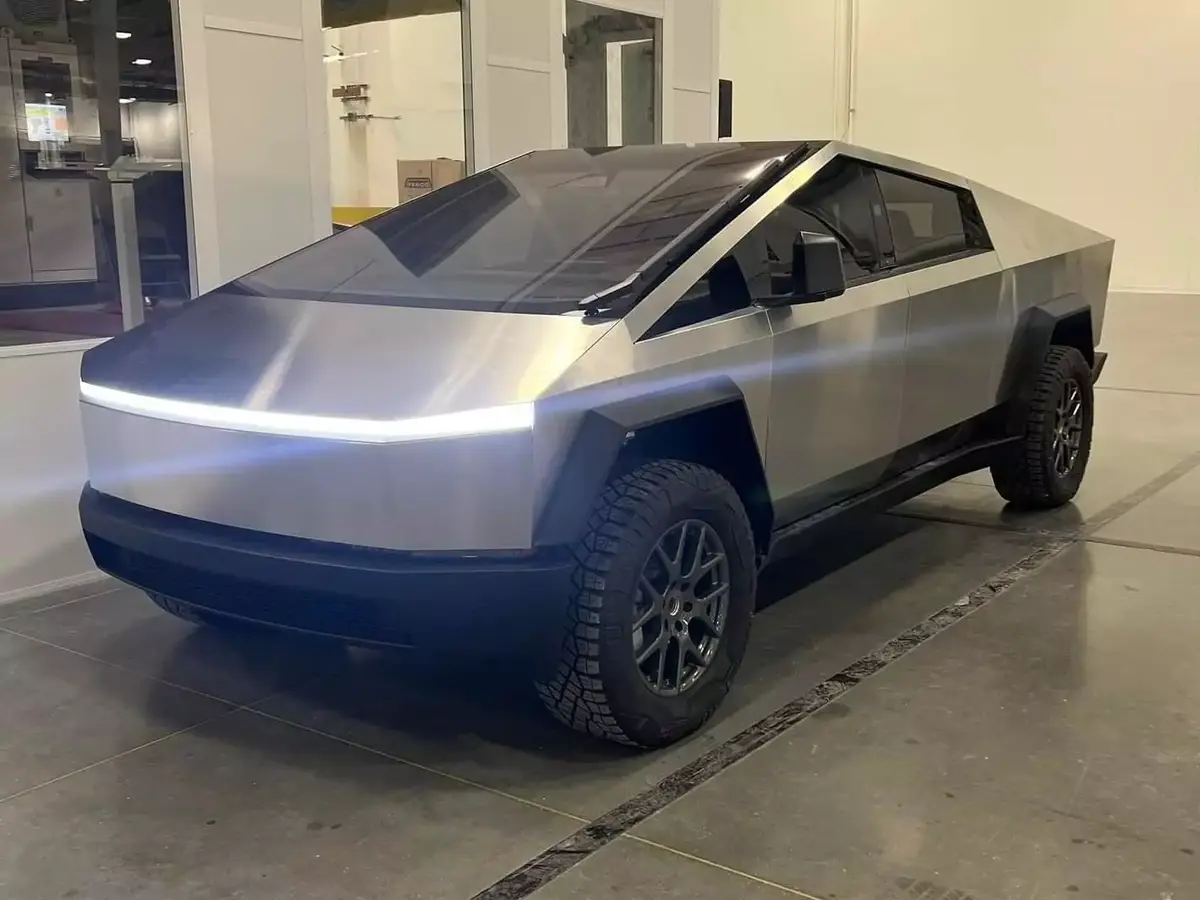 Tesla : le Cybertruck définitif (photo) et le Model Y allemand en vente dès mars ?