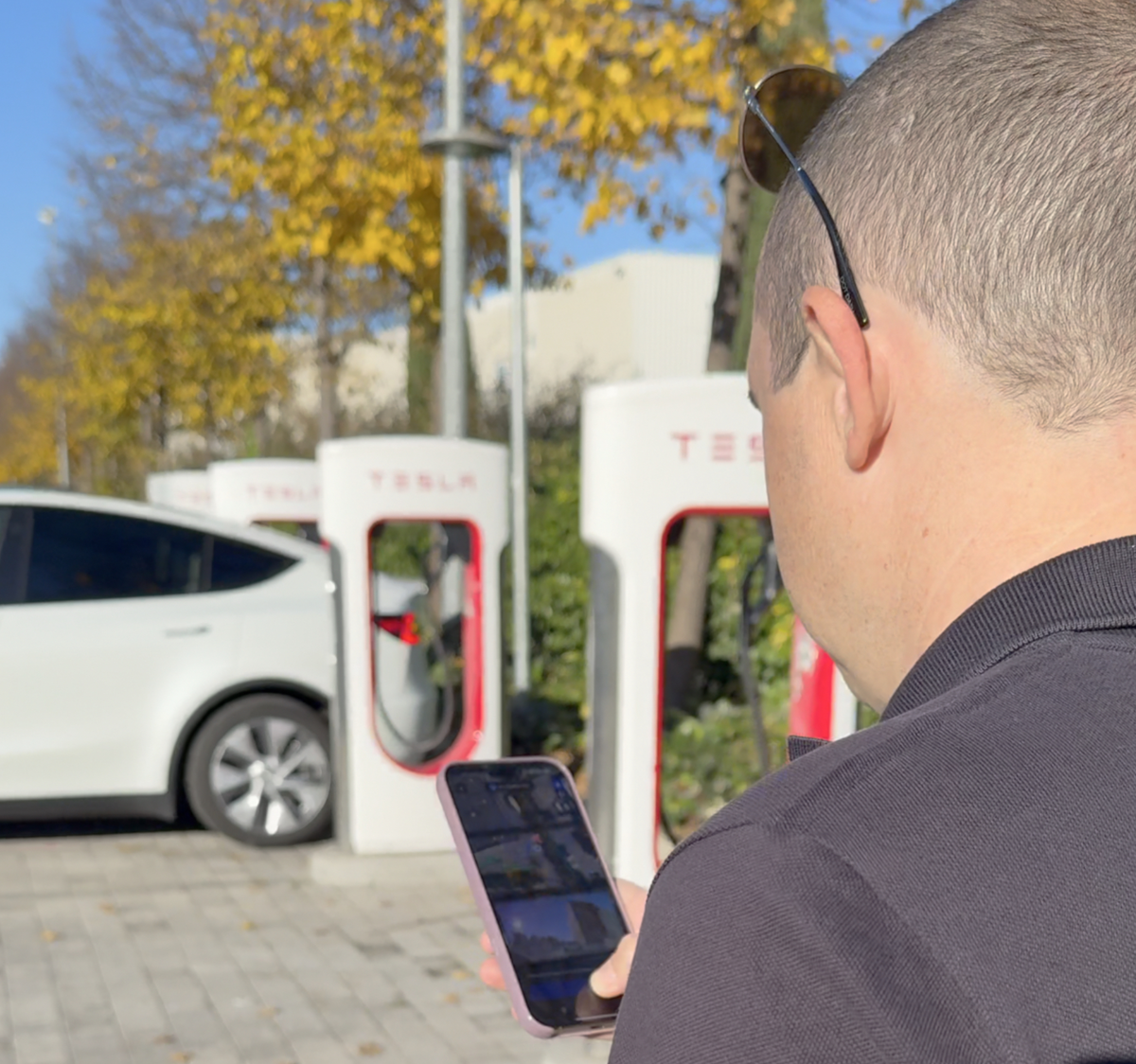 Les Tesla autorisées à vous rejoindre sur un parking : on a testé !