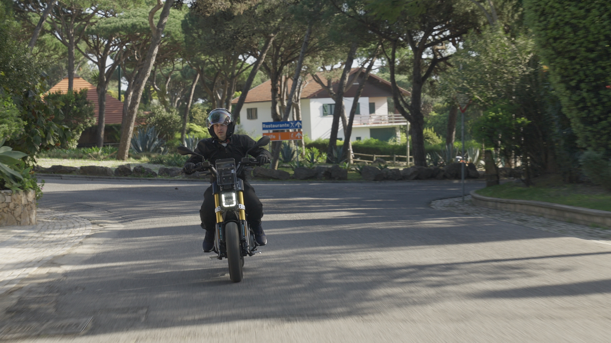 Essai BMW CE02 : une moto électrique au look futuriste accessible dès 14 ans !