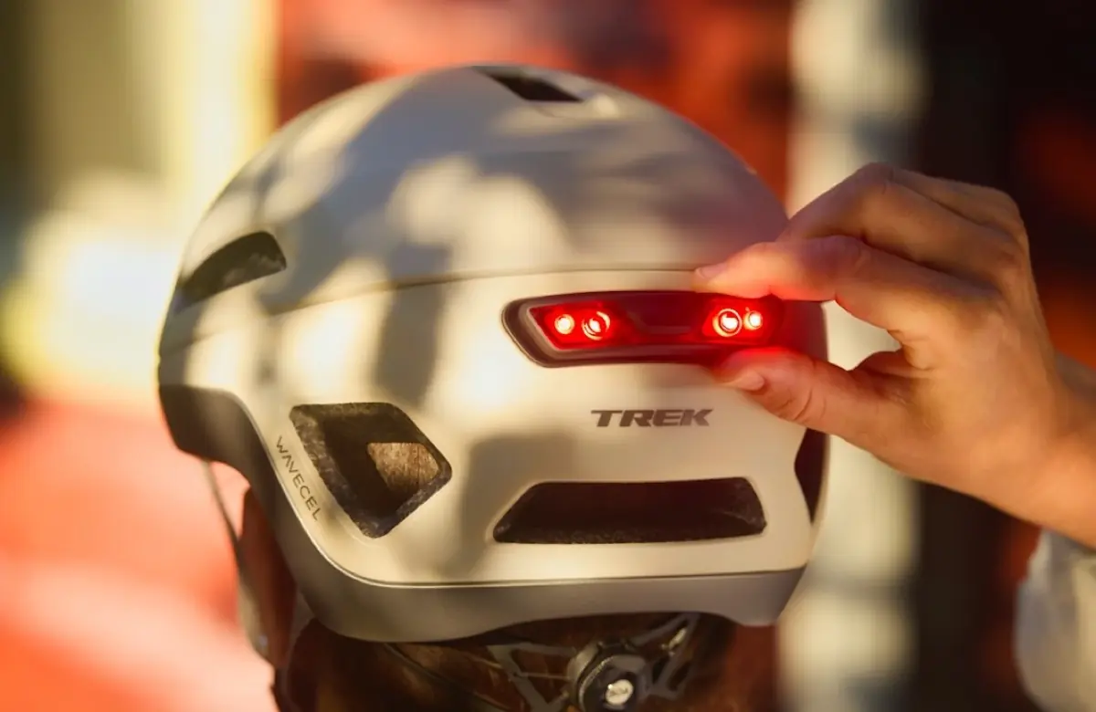 Trek Charge WaveCel&nbsp;: un casque pour v&eacute;lo &eacute;lectrique avec feu arri&egrave;re, &agrave; 169,99 euros