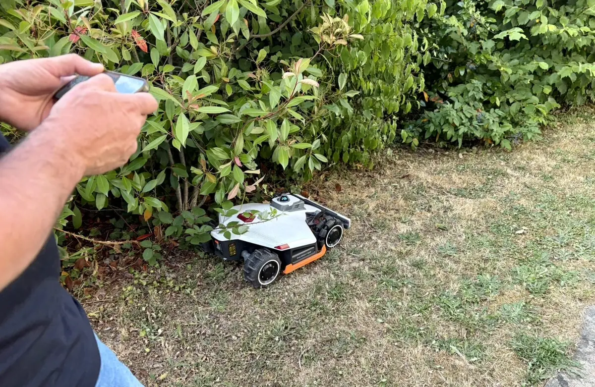 Test Mammotion Luba 3 AWD 3000&nbsp;: un robot tondeuse vraiment taill&eacute; pour les grandes surfaces&nbsp;?