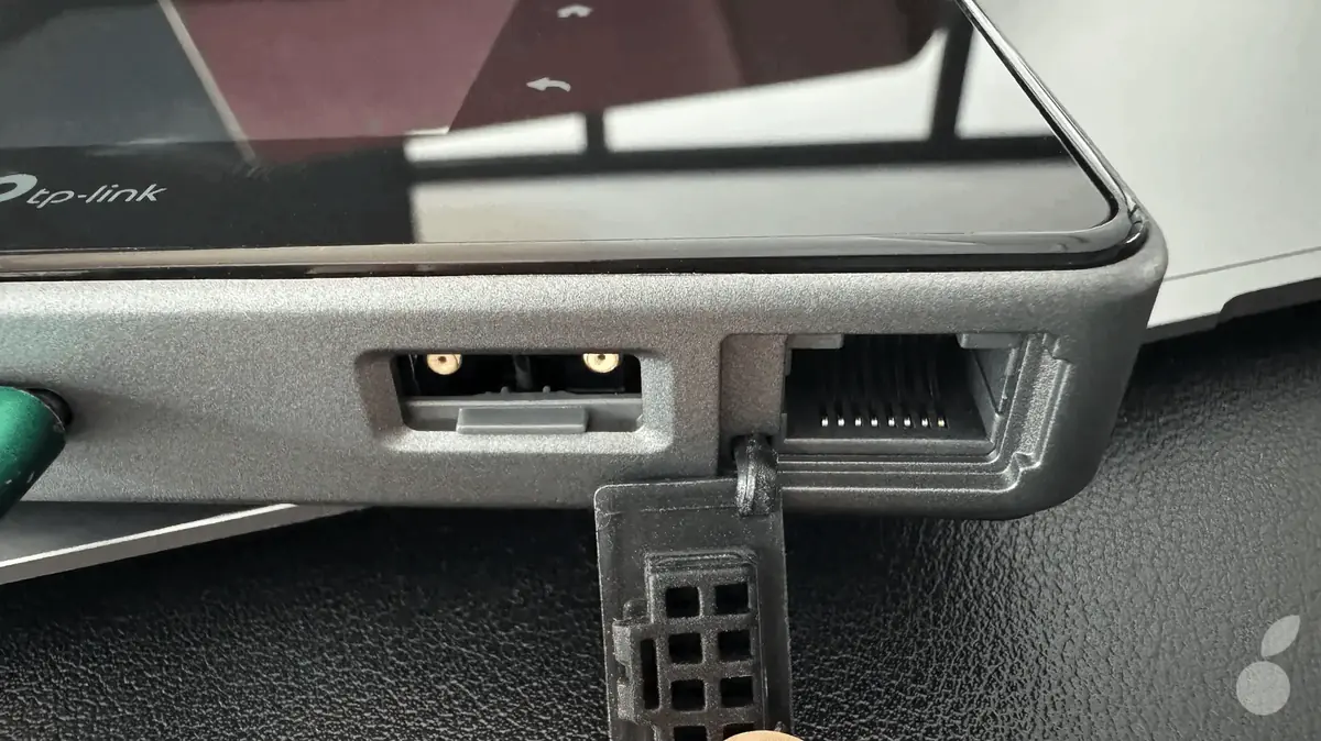 Un qui glisse, l'autre qui se clipse (la version coulissante est plus pratique)