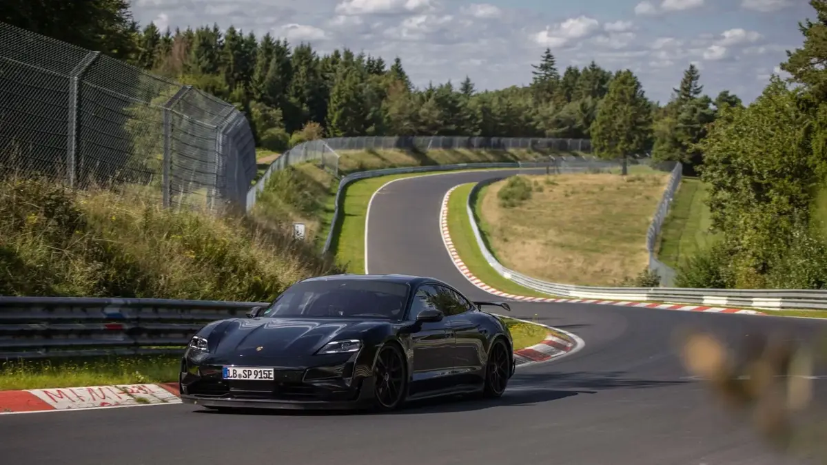 La nouvelle Porsche Taycan atomise la Tesla Model S Plaid sur le Nürburgring !