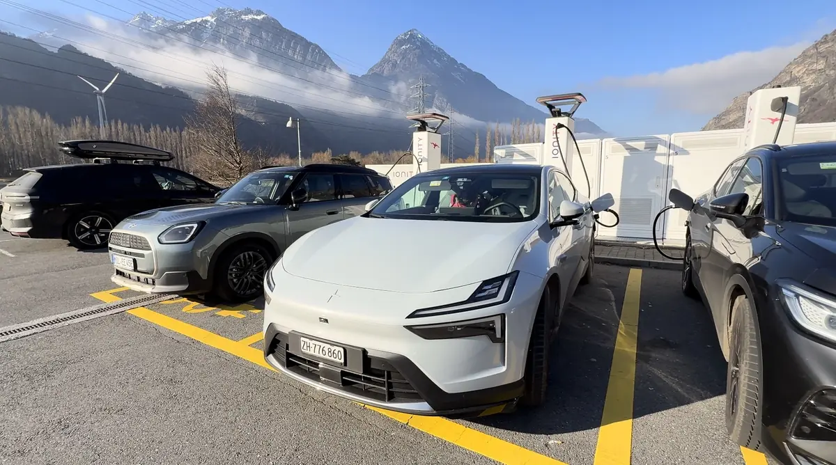 Suisse&nbsp;: les tarifs hallucinants des bornes de recharge dans le viseur
