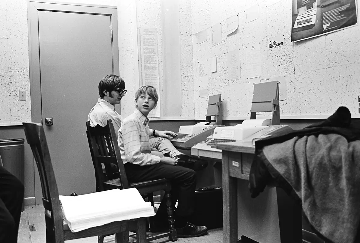 Paul Allen et Bill Gates adolescents utilisant un terminal dans leur lyc&eacute;e.