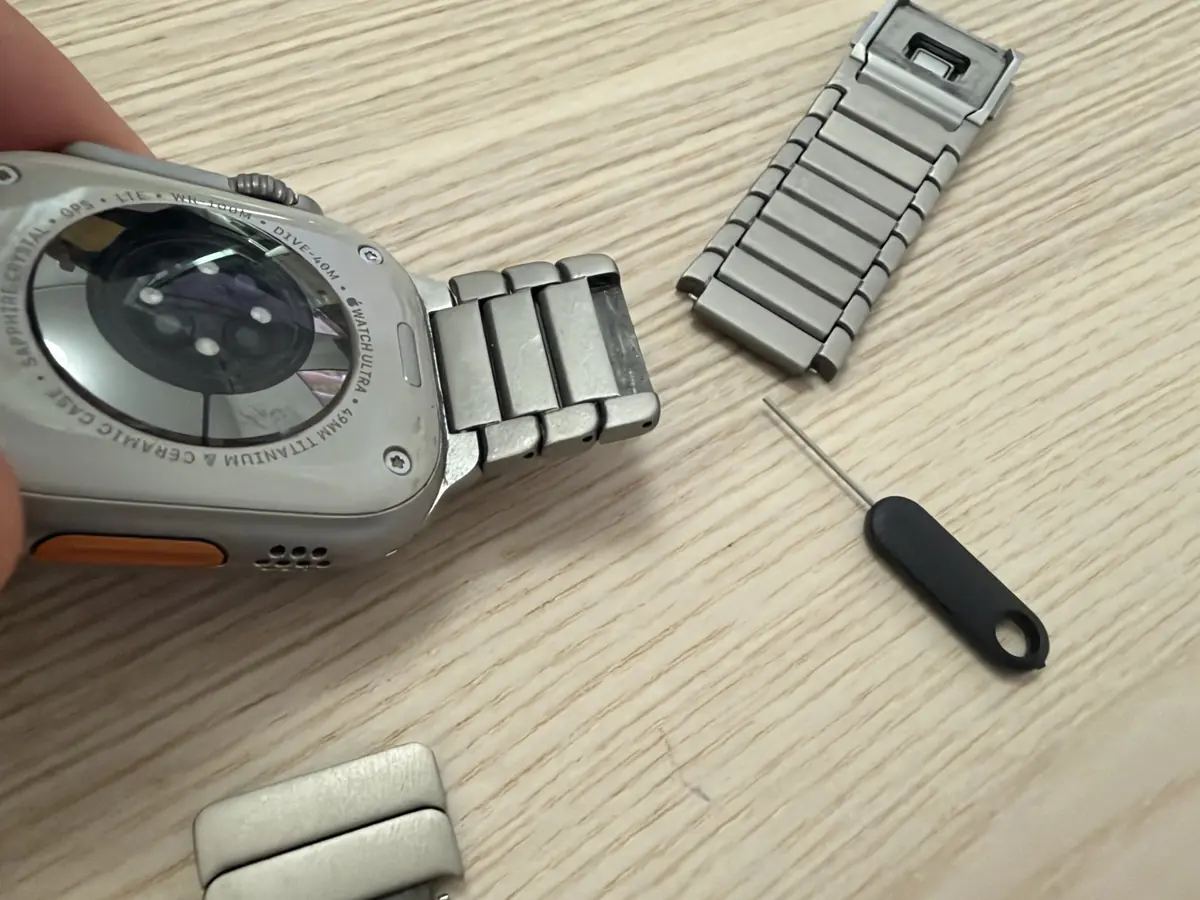 Prise en main du KUXIU Natural Titanium, un bracelet &agrave; maillons en titane pour Apple Watch