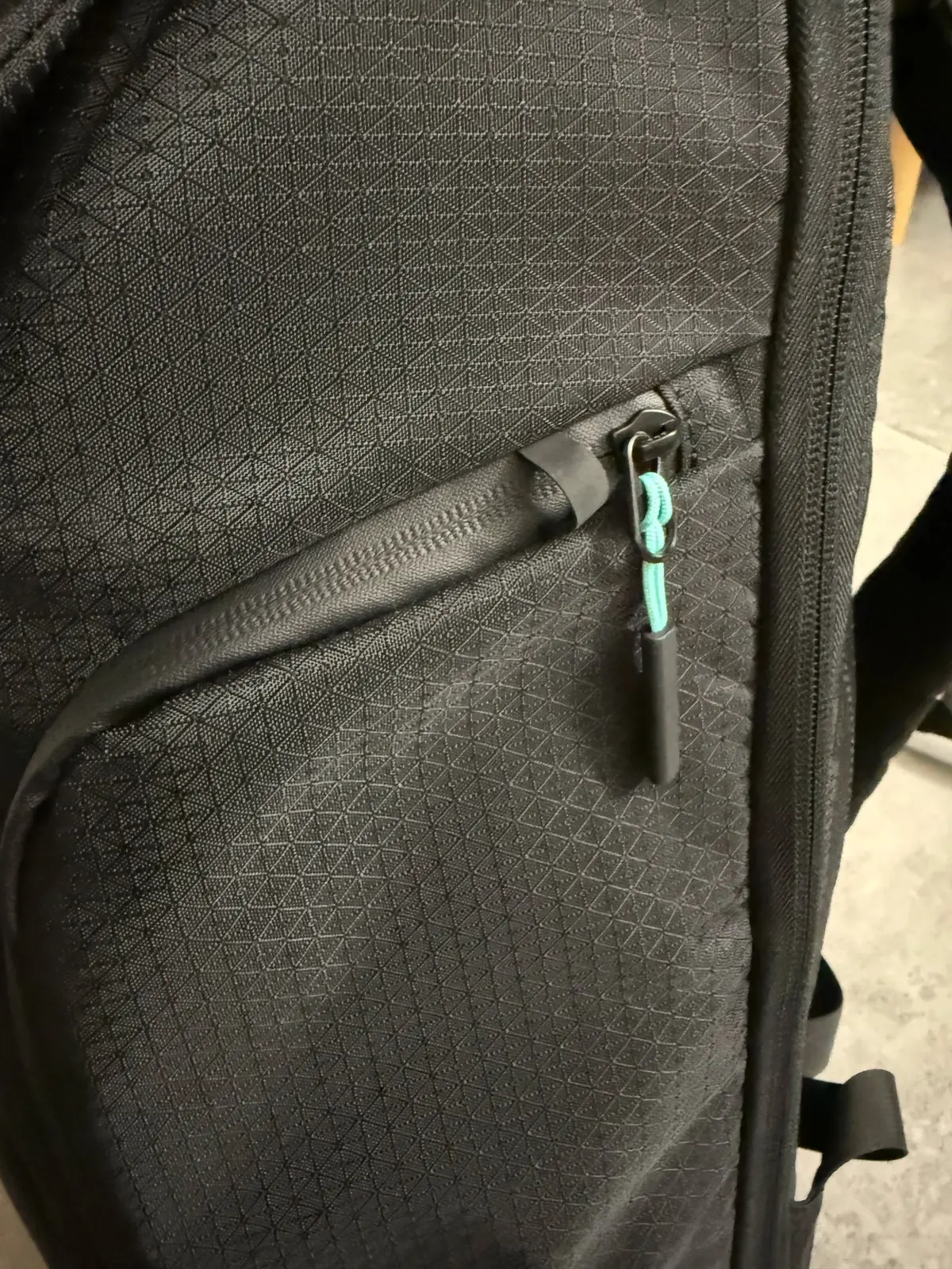 Cette petite boucle est un moyen antivol assez efficace.