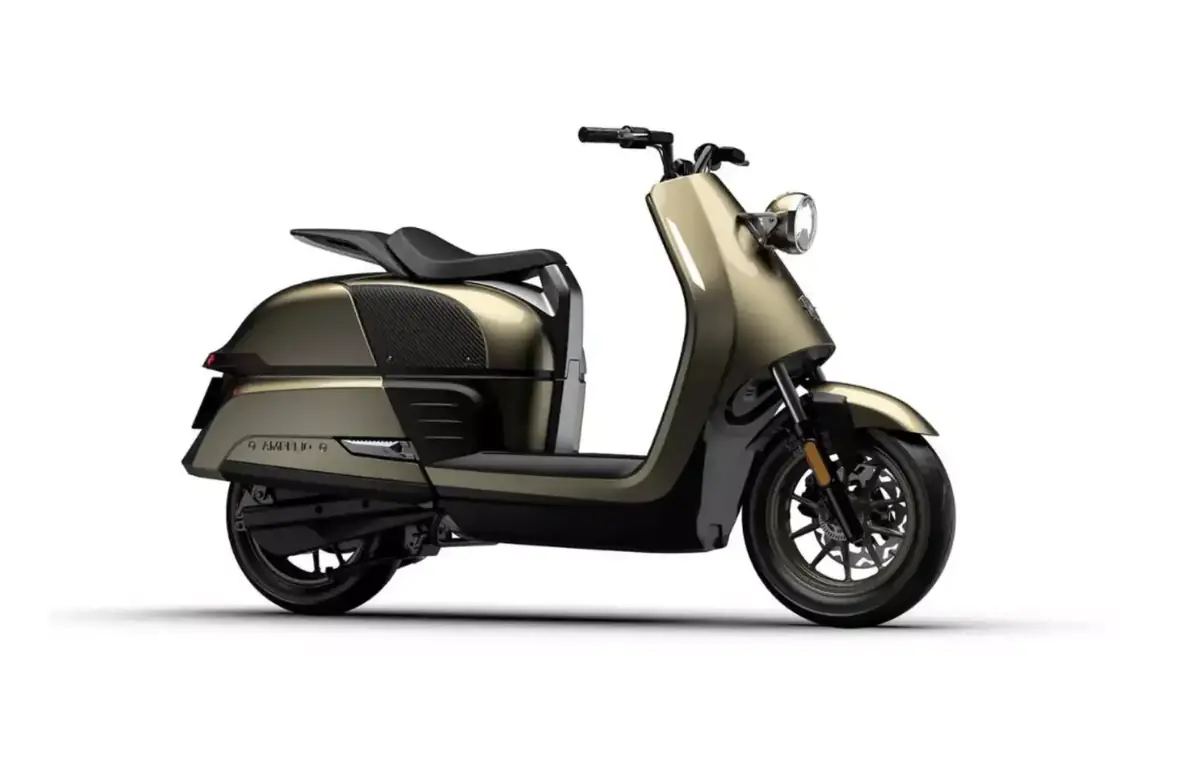 Un scooter &eacute;lectrique MV Agusta et une autonomie en hausse chez Energica