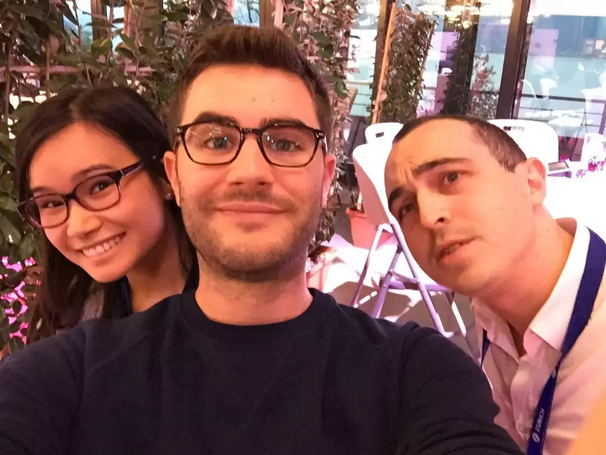 Cyprien parodie (avec talent) le lancement de l'Apple Watch, et prend les habits de Tim Cook !