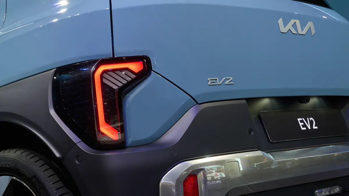 Kia EV2&nbsp;: bonne autonomie, V2L, 22kW, frunk, &eacute;norme coffre et 4m de long&nbsp;!