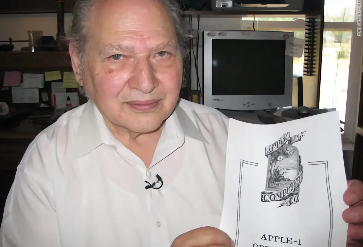 Ronald Wayne avec le premier logo d'Apple qu'il a cr&eacute;&eacute;.