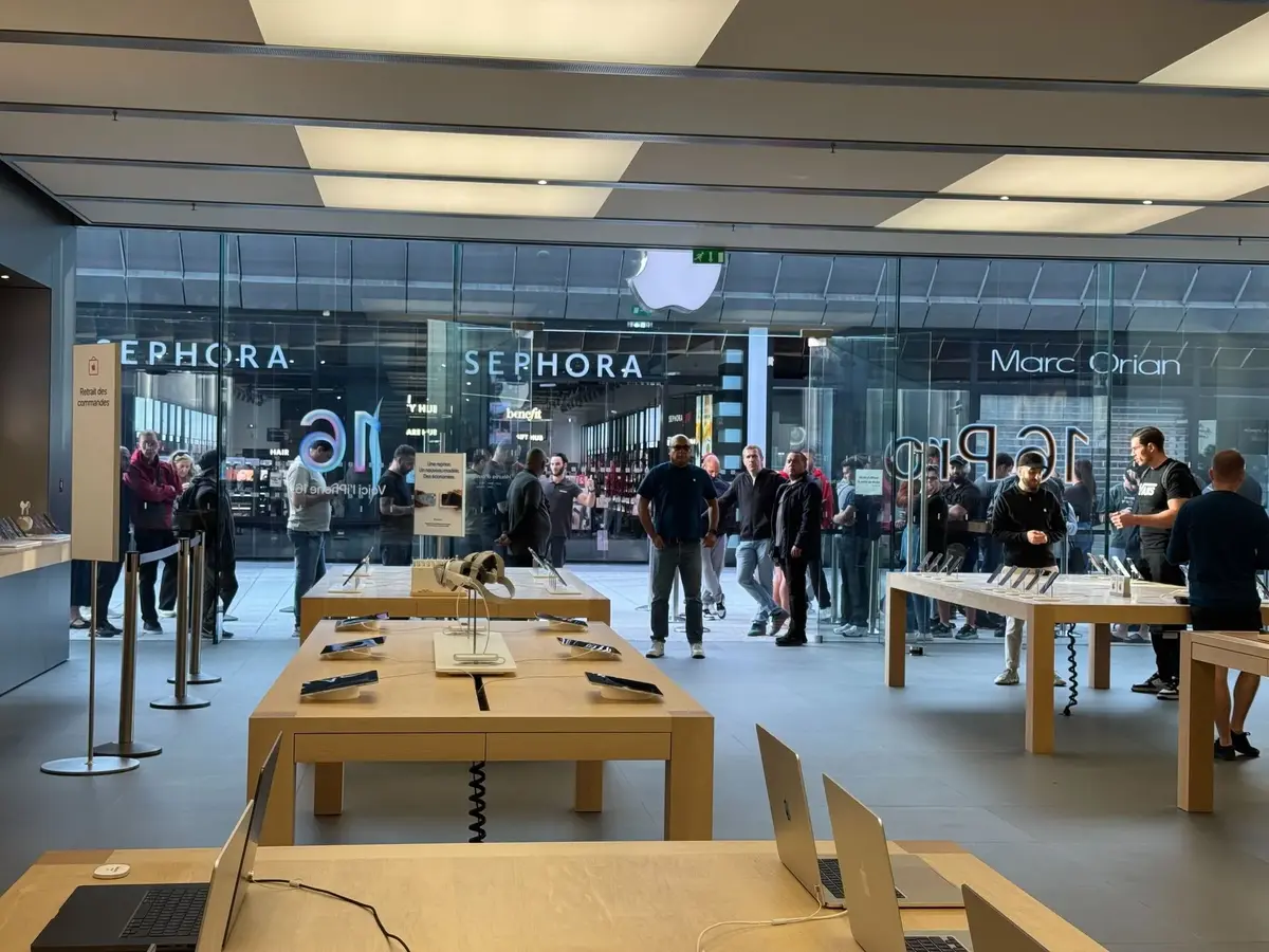 iPhone 16 : les premières files d'attente devant les Apple Store en France !