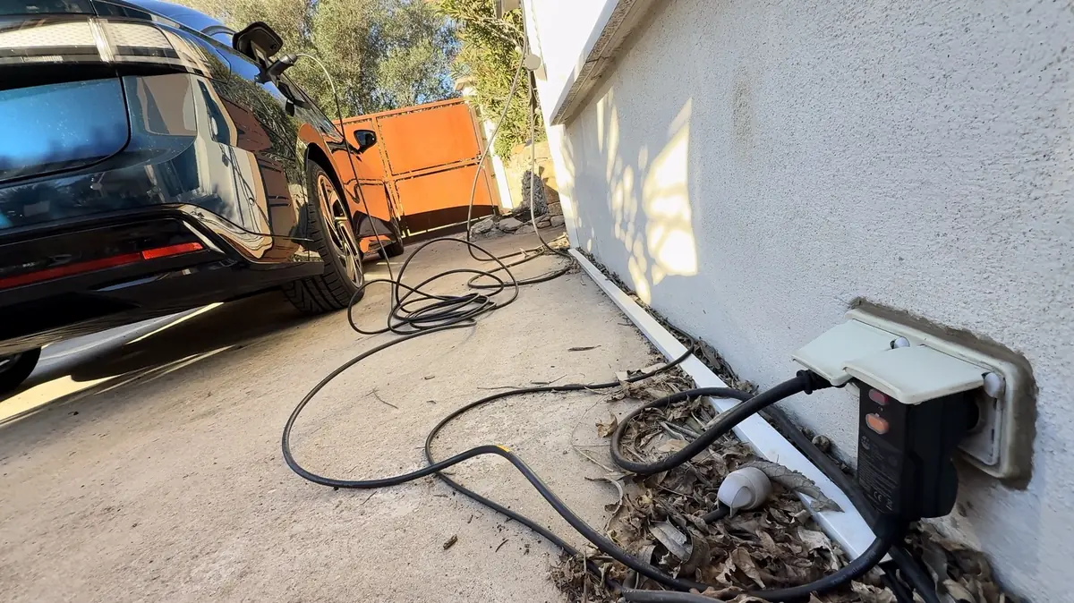 Ce chargeur sur prise 230V pour voiture &eacute;lectrique est ultra-compact&nbsp;! (+ Code promo)