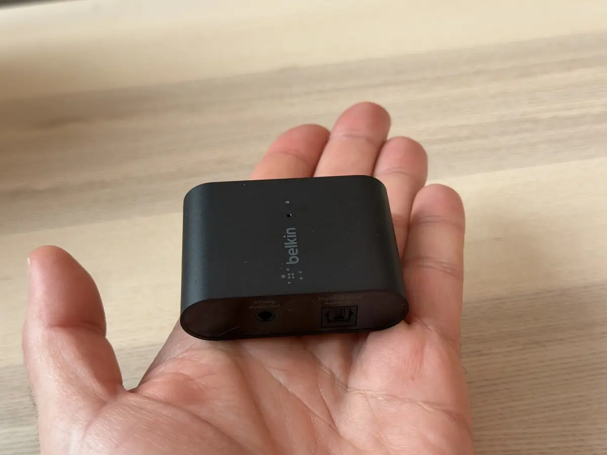 L'appareil est vraiment petit, et ne viendra pas accoutrer votre setup