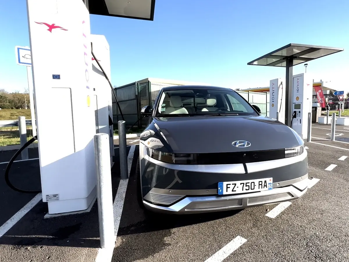 Une charge de voiture électrique en 10mn chrono chez le chinois Zeekr !