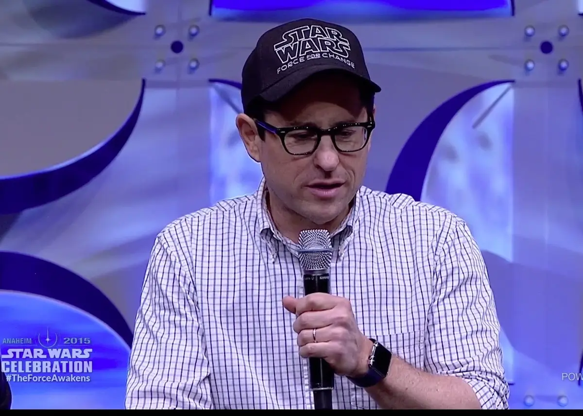 Une Apple Watch sur le bras de JJ Abrams lors de la conférence Star Wars