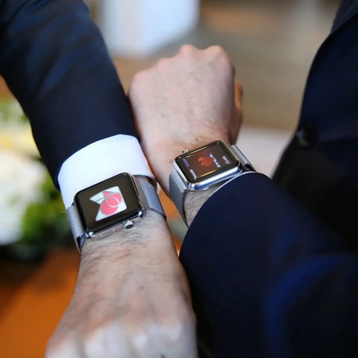 ギョーム &amp; ニコラ・ウゼ (ギャラリー・ラファイエット) と 2 つの Apple Watch のディスプレイ
